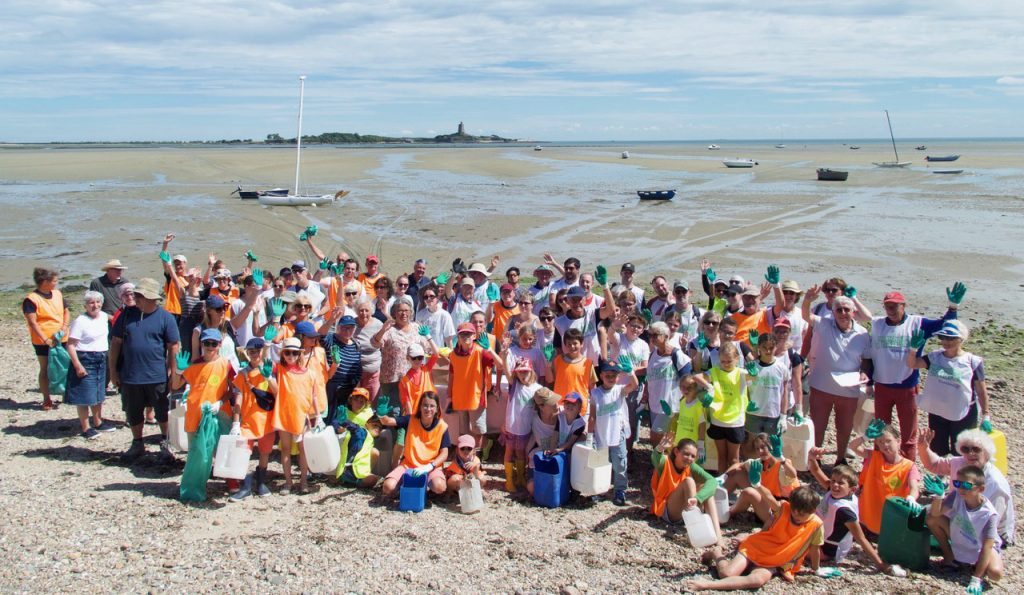 bénévoles du nettoyage de la plage de la baie de Morsalines