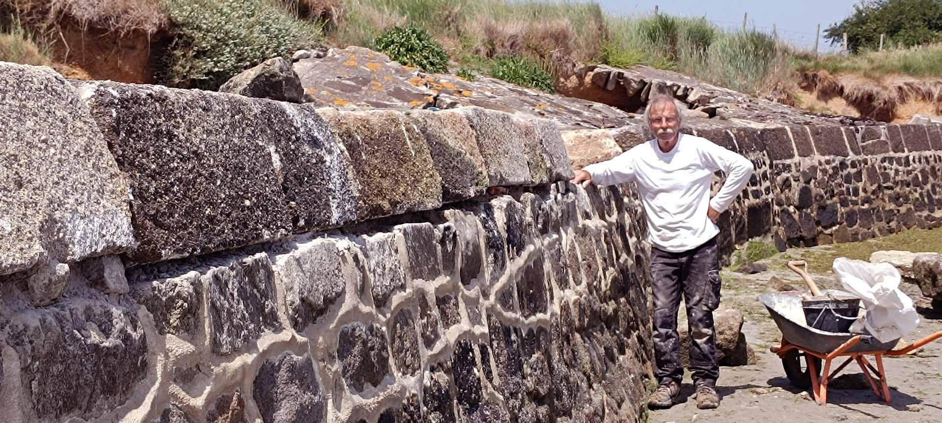 Patrice Berton devant le mur de la redoute de Morsalines